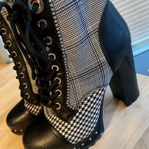ALDO BLACK/PLAID   TRENDY  LUG  SOLES  ANKLE BOOTS